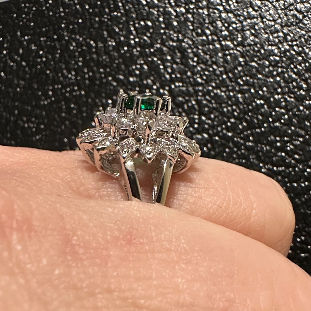 Elegant Silver and Green Floral Ring - Picture 2 of 4